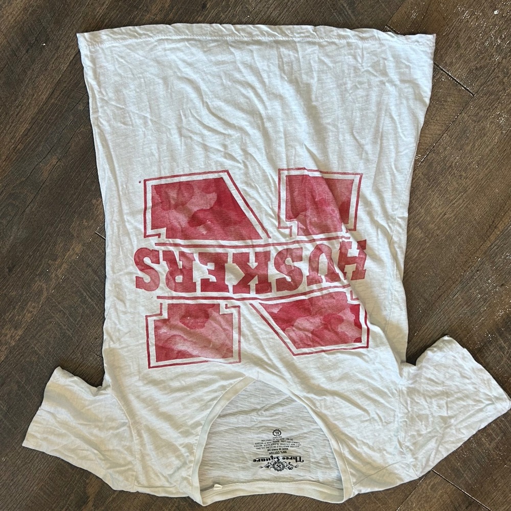 Three Square Nebraska Huskers Graphic V-Neck T-Shirt White Red‎ Camo Logo XL
